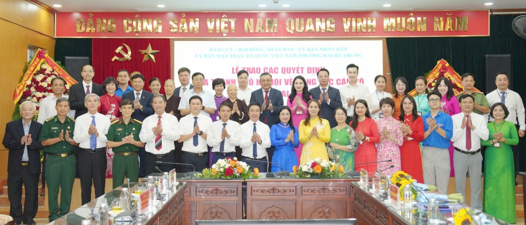 Các đồng chí đại biểu chụp ảnh lưu niệm