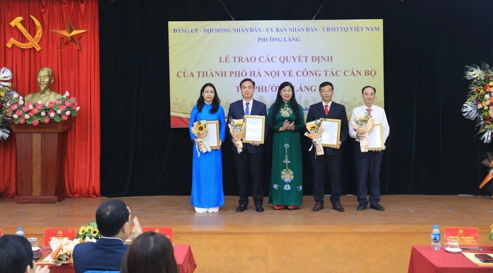 Đồng chí Nguyễn Lan Hương - Ủy viên Ban Thường vụ Thành ủy, Chủ tịch Ủy ban MTTQ TP Hà Nội chúc mừng các đồng chí lãnh đạo chủ chốt phường Láng