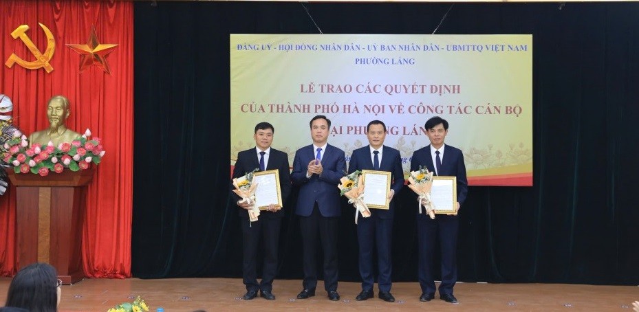 Đồng chí Nguyễn Hồng Dân - Bí thư Đảng ủy, Chủ tịch HĐND phường trao các quyết định tới đồng chí được chỉ định Chủ tịch, Phó Chủ tịch UBND phường