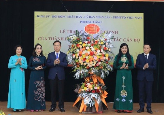 Đồng chí Nguyễn Lan Hương - Ủy viên Ban Thường vụ Thành ủy, Chủ tịch Ủy ban MTTQ Việt Nam TP Hà Nội chúc mừng Đảng bộ và Nhân dân phường Láng