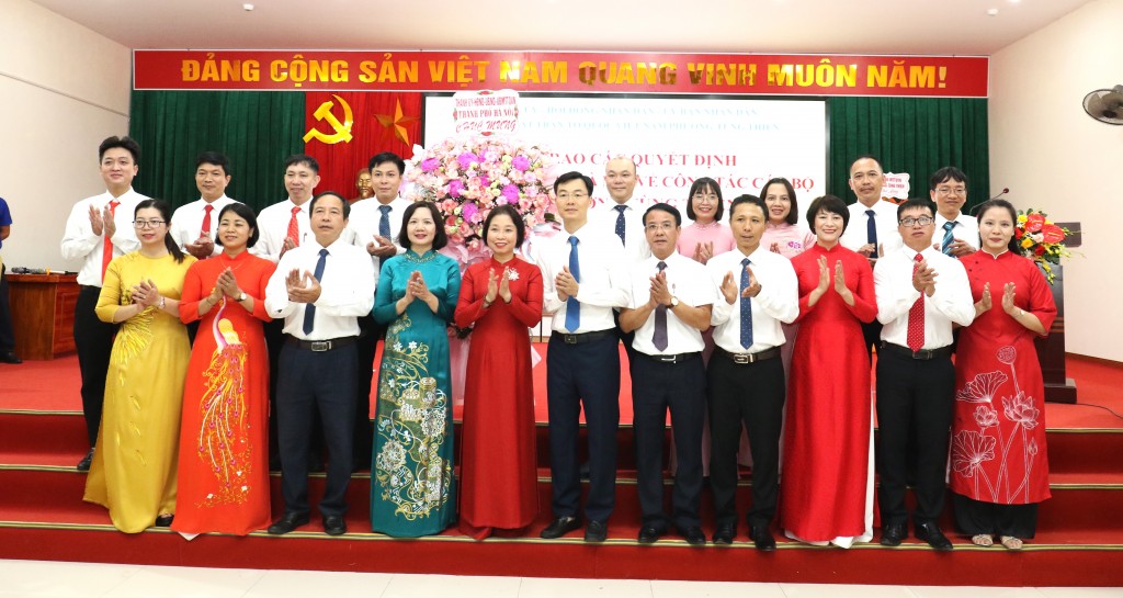 Lãnh đạo thành phố chúc mừng phường Tùng Thiện 