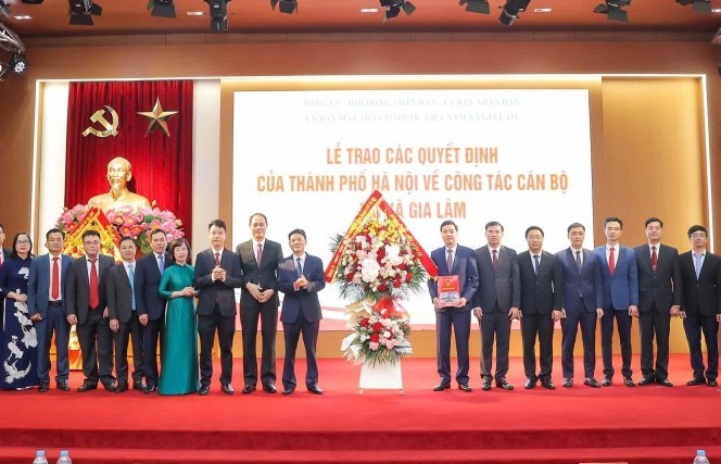 Lãnh đạo thành phố Hà Nội trao quyết định về công tác cán bộ tại xã Gia Lâm