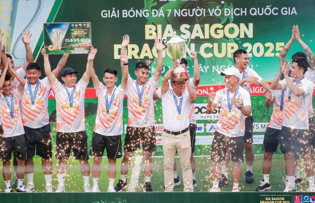 Màn đăng quang thuộc về đội bóng XSKT Đắk Lắk