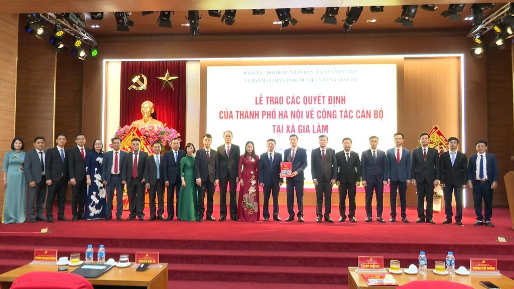 Lãnh đạo thành phố Hà Nội trao quyết định về công tác cán bộ tại xã Gia Lâm