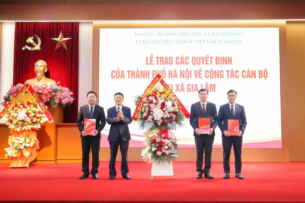 Lãnh đạo thành phố Hà Nội trao quyết định về công tác cán bộ tại xã Gia Lâm