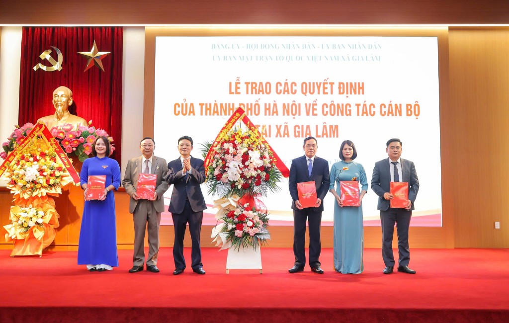 Lãnh đạo thành phố Hà Nội trao quyết định về công tác cán bộ tại xã Gia Lâm