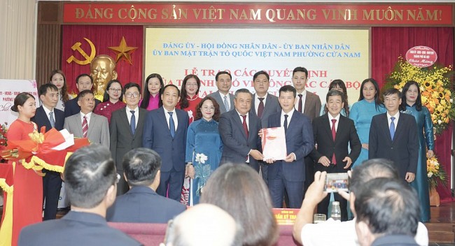 Chủ tịch UBND TP Hà Nội trao quyết định về công tác cán bộ tại phường Hoàn Kiếm, Cửa Nam
