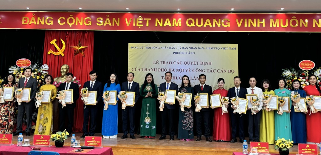 Đồng chí Nguyễn Lan Hương - Ủy viên Ban Thường vụ Thành ủy, Chủ tịch Ủy ban MTTQ TP Hà Nội dự và trao các quyết 