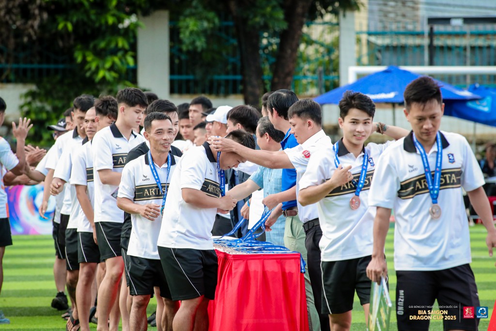 Màn đăng quang thuộc về đội bóng XSKT Đắk Lắk