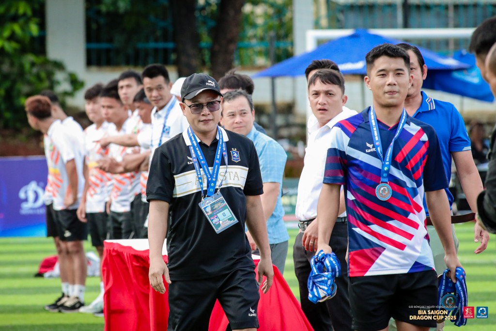 Trọng tài và các đội 