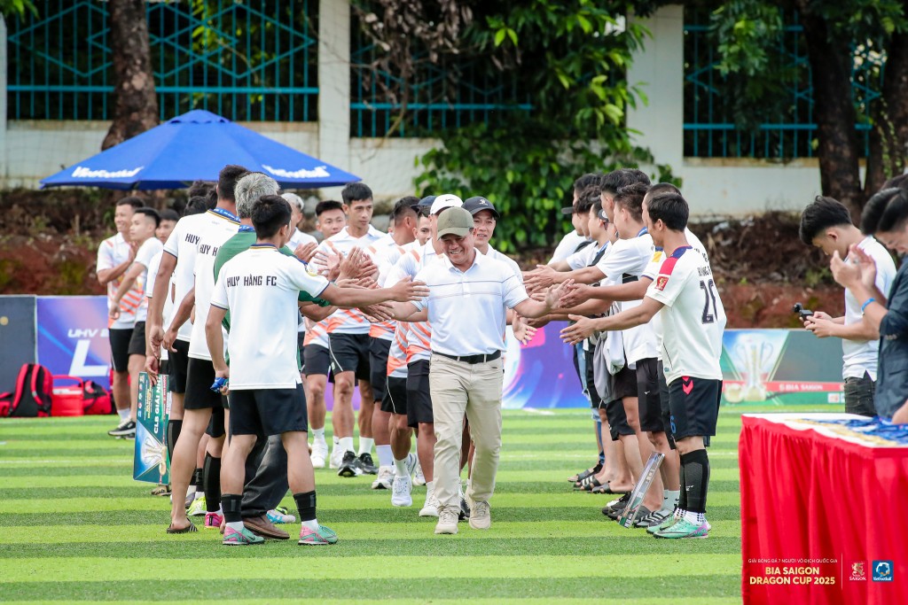 Màn đăng quang thuộc về đội bóng XSKT Đắk Lắk