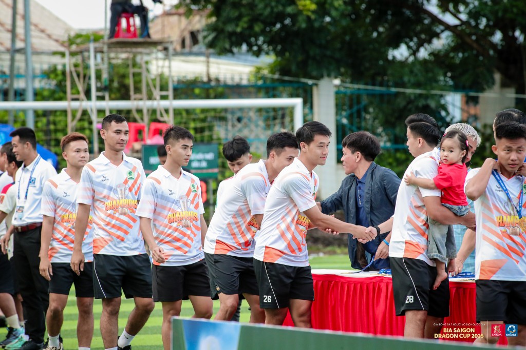 Màn đăng quang thuộc về đội bóng XSKT Đắk Lắk