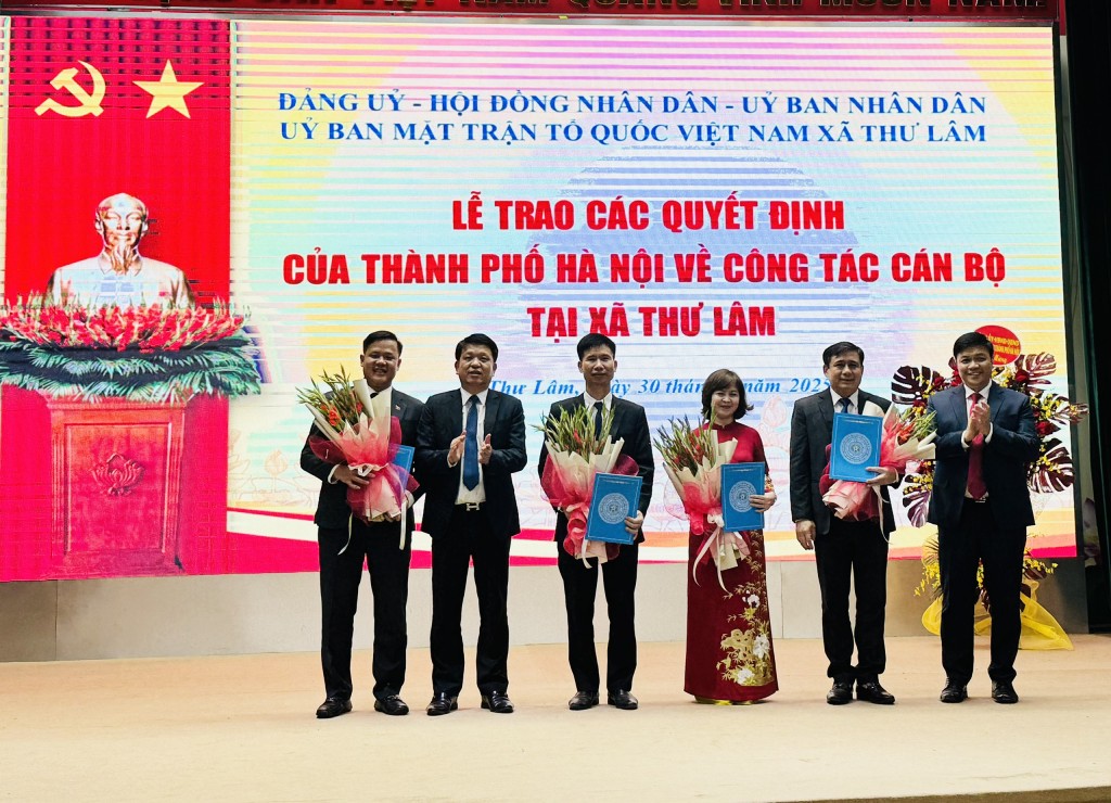 Đồng chí Nguyễn Chí Lực - Thành ủy viên, Phó Chủ nhiệm Thường trực Uỷ ban Kiểm tra Thành ủy Hà Nội trao quyết định và chúc mừng các đồng chí