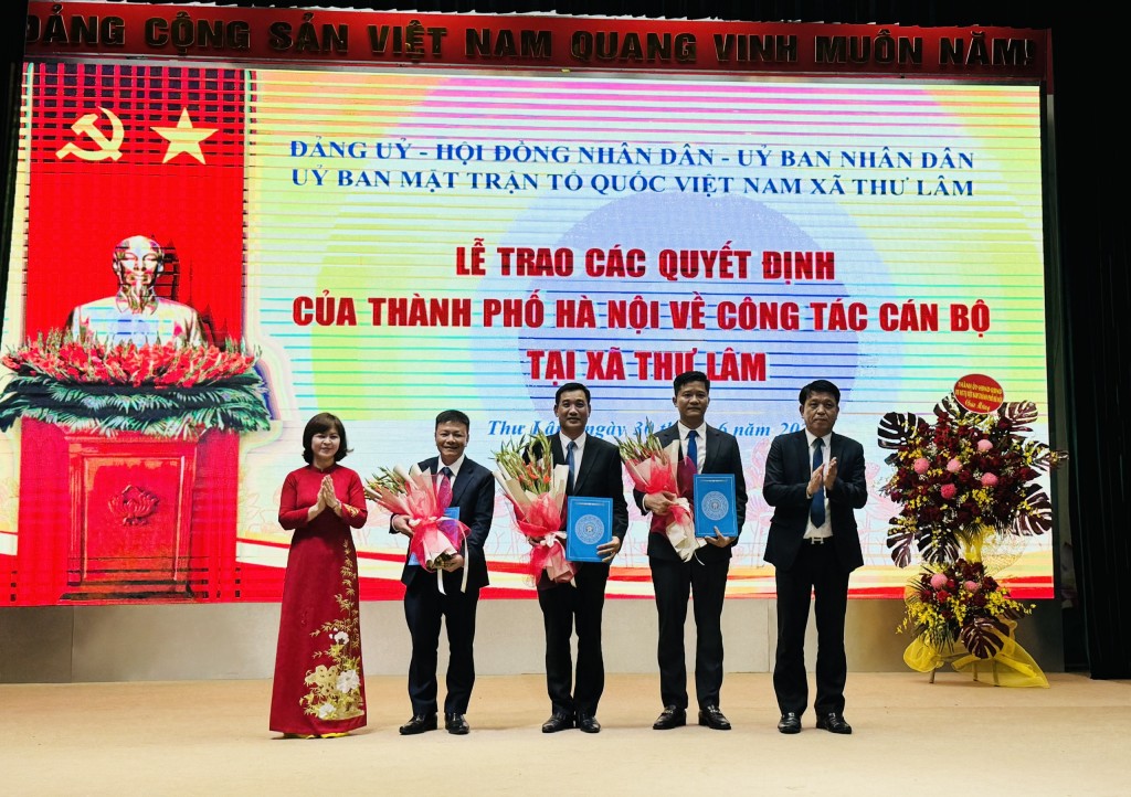 Các đồng chí nhận chức vụ Chủ tịch, Phó Chủ tịch UBND xã Thư Lâm