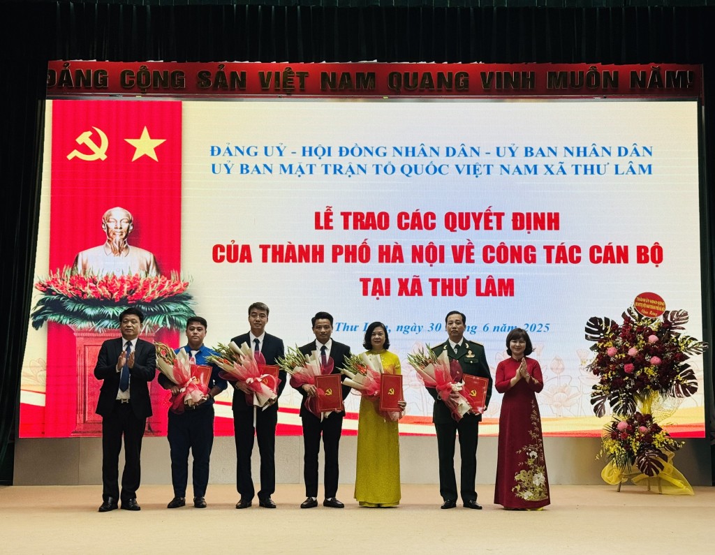 Các đồng chí trong Ủy ban Mặt trận Tổ quốc Việt Nam xã Thư Lâm nhận quyết định