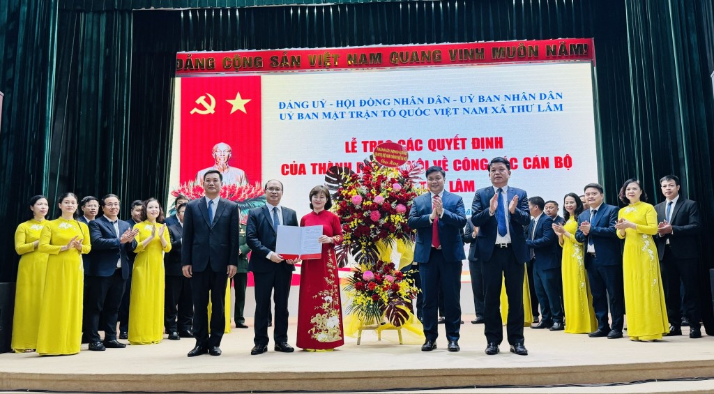 Đồng chí Nguyễn Chí Lực - Thành ủy viên, Phó Chủ nhiệm Thường trực Uỷ ban Kiểm tra Thành ủy Hà Nội trao quyết định và chúc mừng các đồng chí