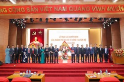 Lãnh đạo thành phố Hà Nội trao quyết định về công tác cán bộ tại xã Gia Lâm