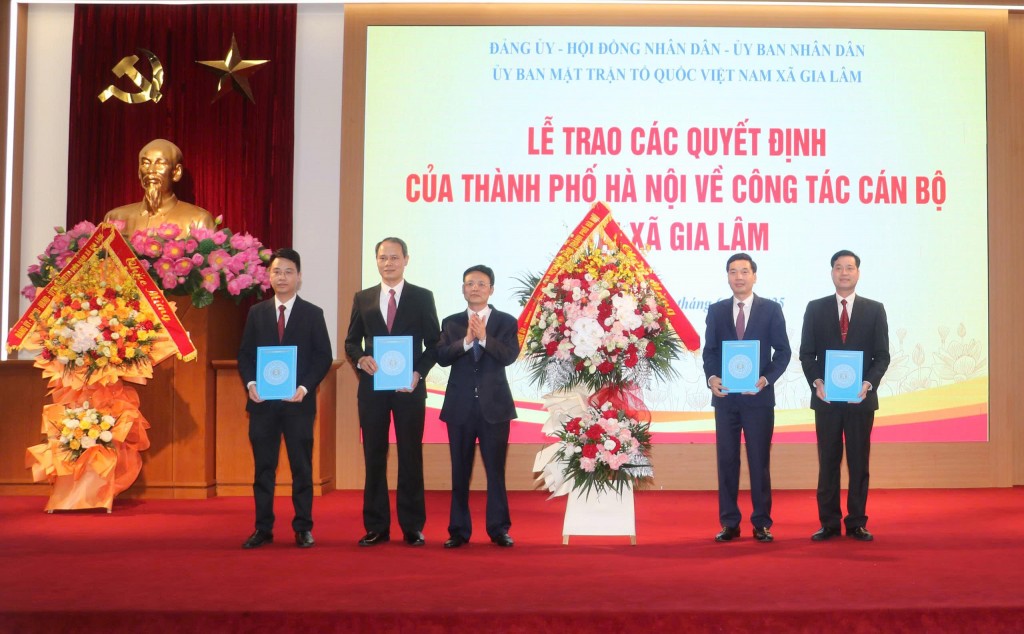Lãnh đạo thành phố trao quyết định về công tác cán bộ tại xã Gia Lâm