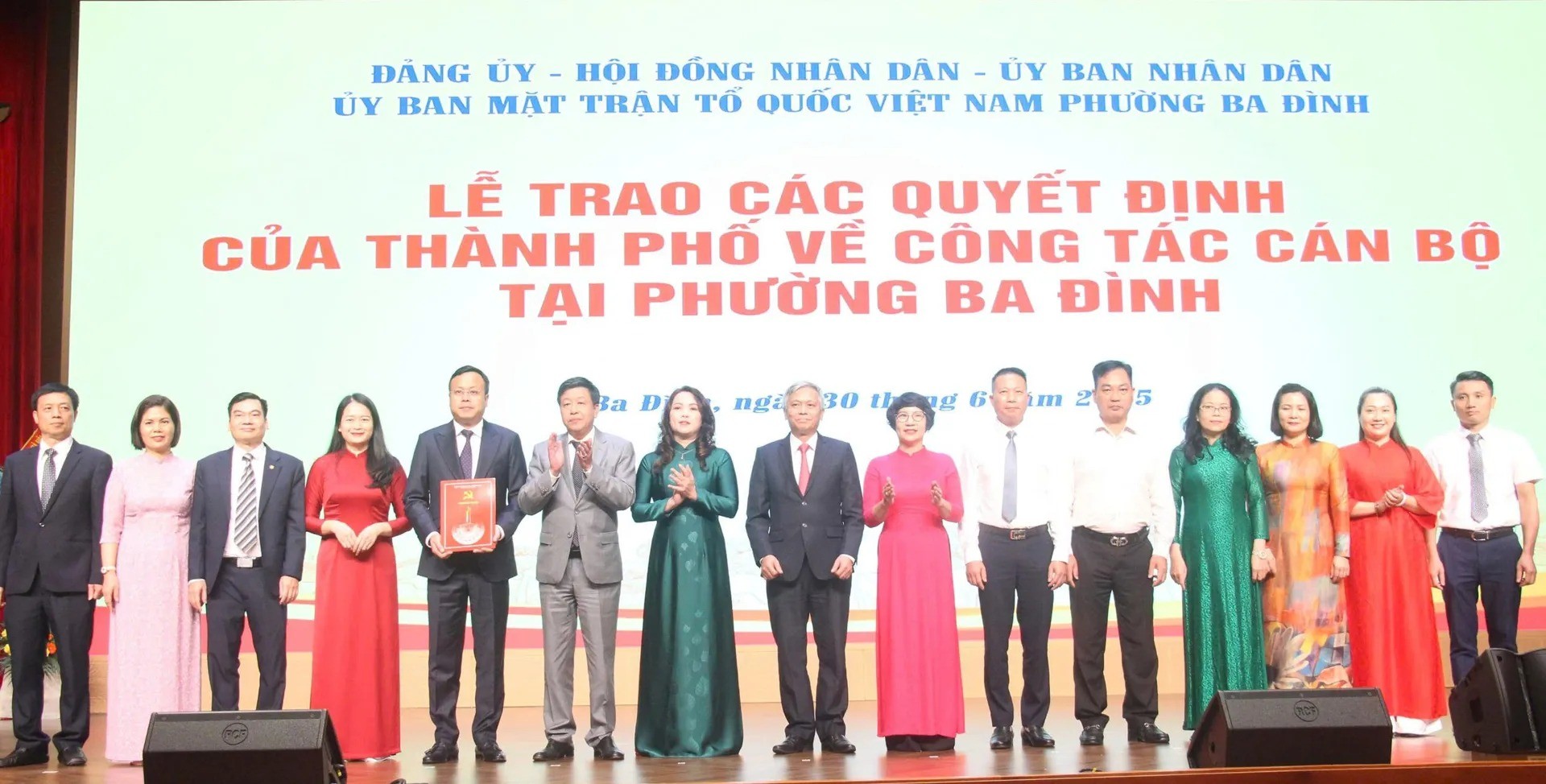 Ủy viên Ban Thường vụ Thành ủy, Phó Chủ tịch UBND TP Hà Nội Dương Đức Tuấn đã dự và trao các quyết định của TP Hà Nội về công tác cán bộ của phường Ba Đình