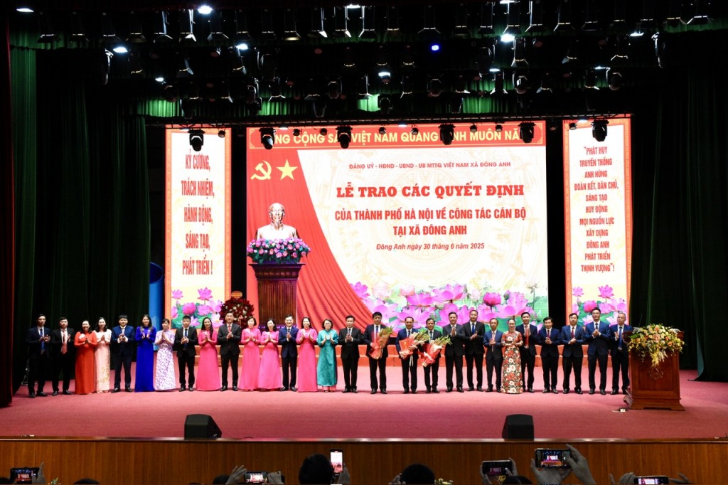 Công bố và trao các quyết định về công tác cán bộ tại xã Đông Anh, Phúc Thịnh, Thiên Lộc