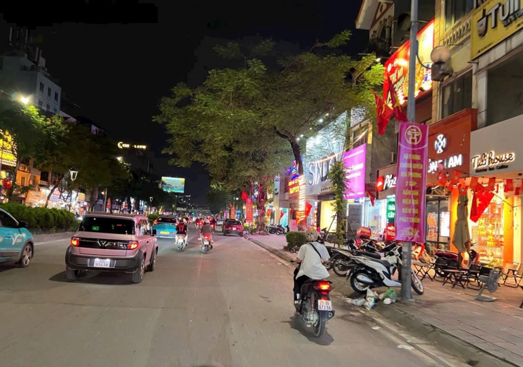 Các con phố trên địa bàn phường Bồ Đề tưng bừng cờ hoa chào mừng sự kiện trọng đại của địa phương và đất nước