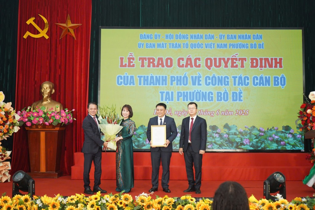 Lãnh đạo thành phố trao quyết định nhân sự cho Chủ tịch và Phó Chủ tịch phường Bồ Đề