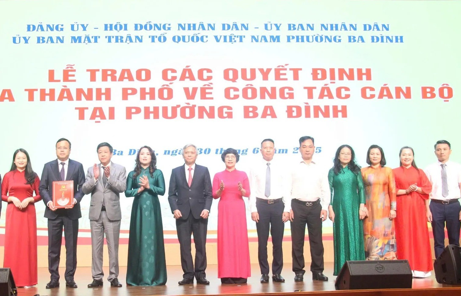 Trao quyết định công tác cán bộ phường Ba Đình, Ngọc Hà, Giảng Võ