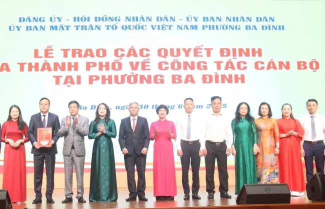 Trao quyết định công tác cán bộ phường Ba Đình, Ngọc Hà, Giảng Võ