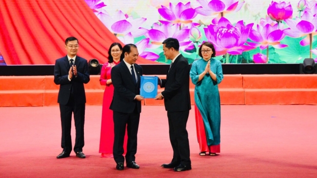 Công bố và trao các quyết định về công tác cán bộ tại xã Đông Anh, Phúc Thịnh, Thiên Lộc