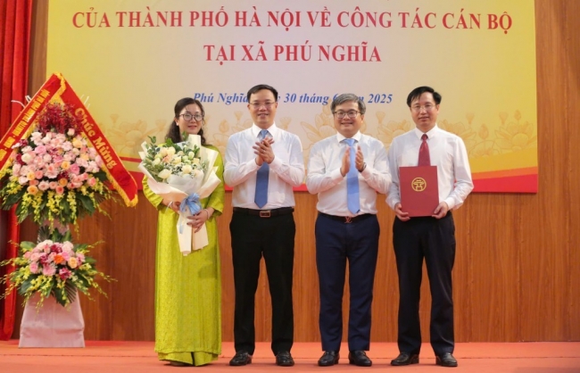 Phó Chủ tịch UBND TP Trương Việt Dũng trao quyết định nhân sự tại xã Phú Nghĩa