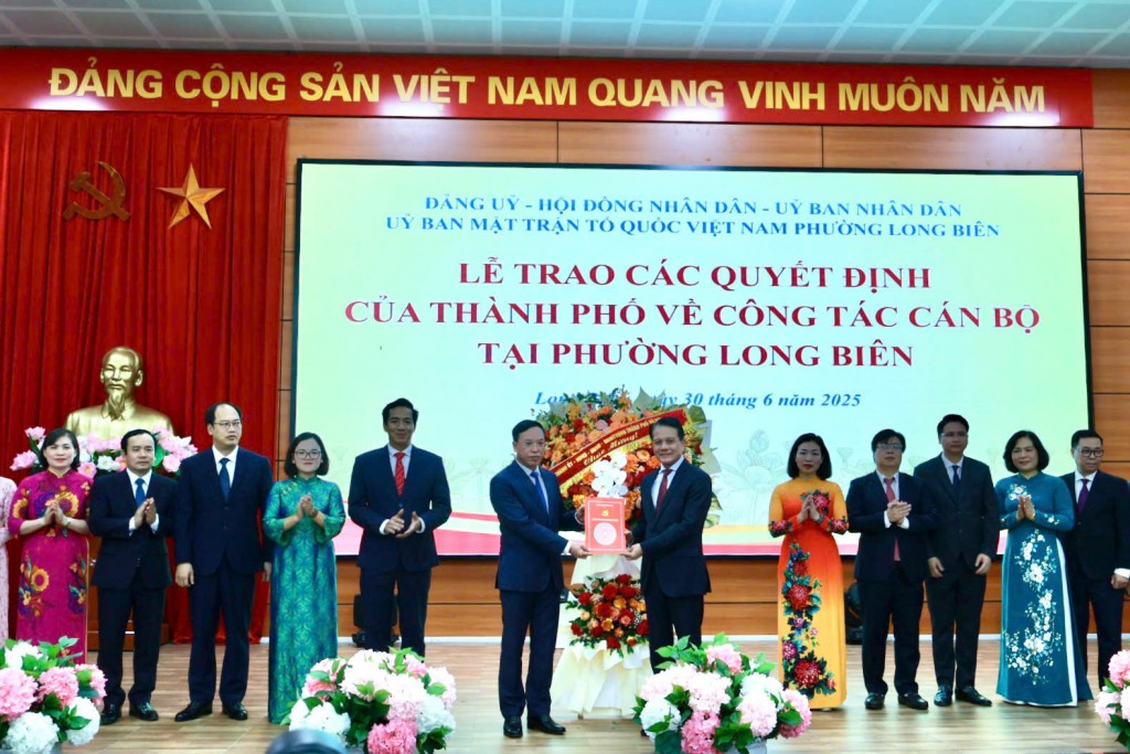 Đồng chí Hoàng Trọng Quyết trao quyết định, tặng hoa chúc mừng Ban chấp hành Đảng bộ phường Bồ Đề