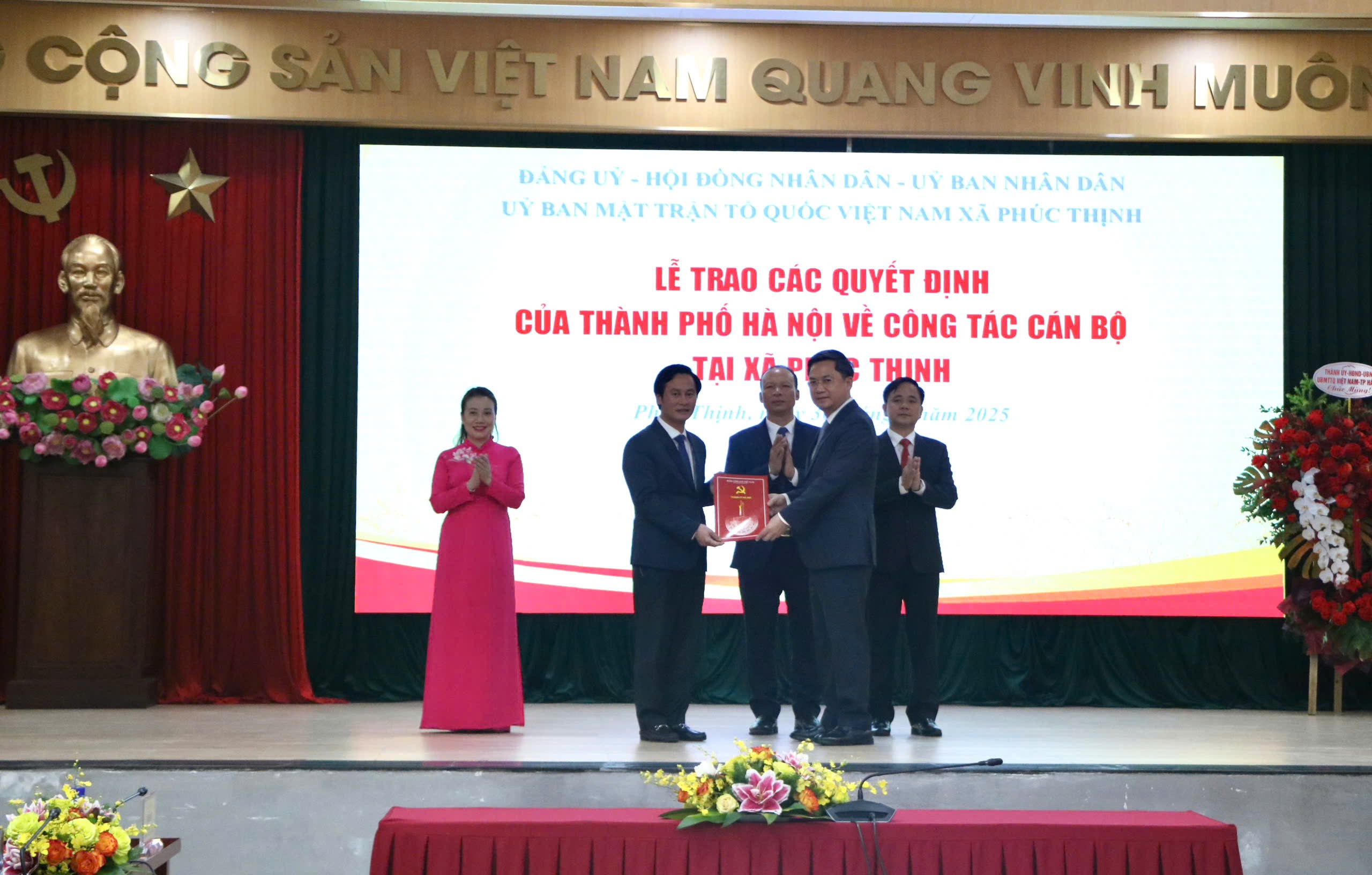 Công bố các quyết định về công tác cán bộ tại xã Đông Anh, Phúc Thịnh, Thiên Lộc, Vĩnh Thanh Công bố các quyết định về công tác cán bộ tại xã Đông Anh, Phúc Thịnh, Thiên Lộc, Vĩnh Thanh