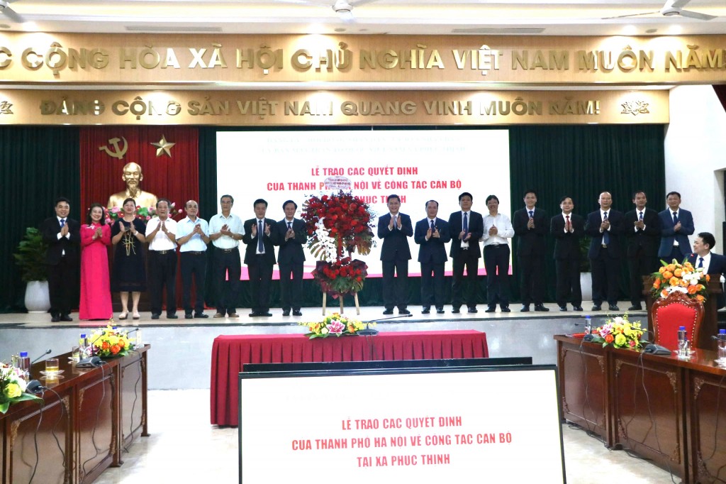 Công bố các quyết định về công tác cán bộ tại xã Đông Anh, Phúc Thịnh, Thiên Lộc, Vĩnh Thanh Công bố các quyết định về công tác cán bộ tại xã Đông Anh, Phúc Thịnh, Thiên Lộc, Vĩnh Thanh