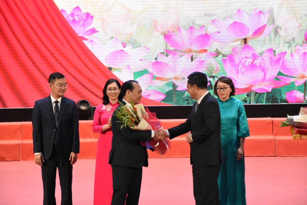 Công bố các quyết định về công tác cán bộ tại xã Đông Anh, Phúc Thịnh, Thiên Lộc, Vĩnh Thanh Công bố các quyết định về công tác cán bộ tại xã Đông Anh, Phúc Thịnh, Thiên Lộc, Vĩnh Thanh
