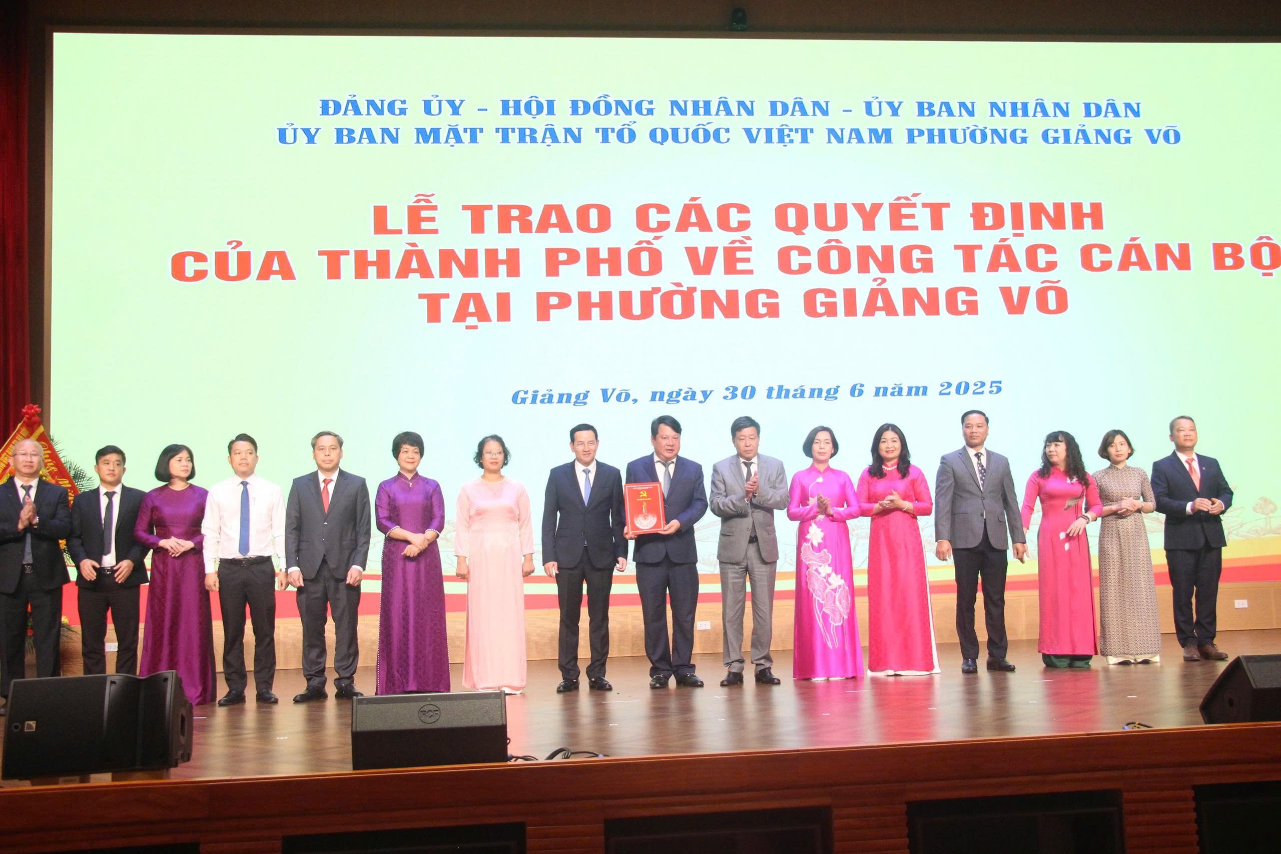 Trao quyết định công tác cán bộ phường Ba Đình, Ngọc Hà, Giảng Võ
