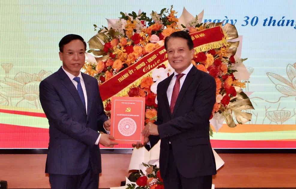 Đồng chí Nguyễn Mạnh Hà (trái) giữ chức Bí thư Đảng uỷ