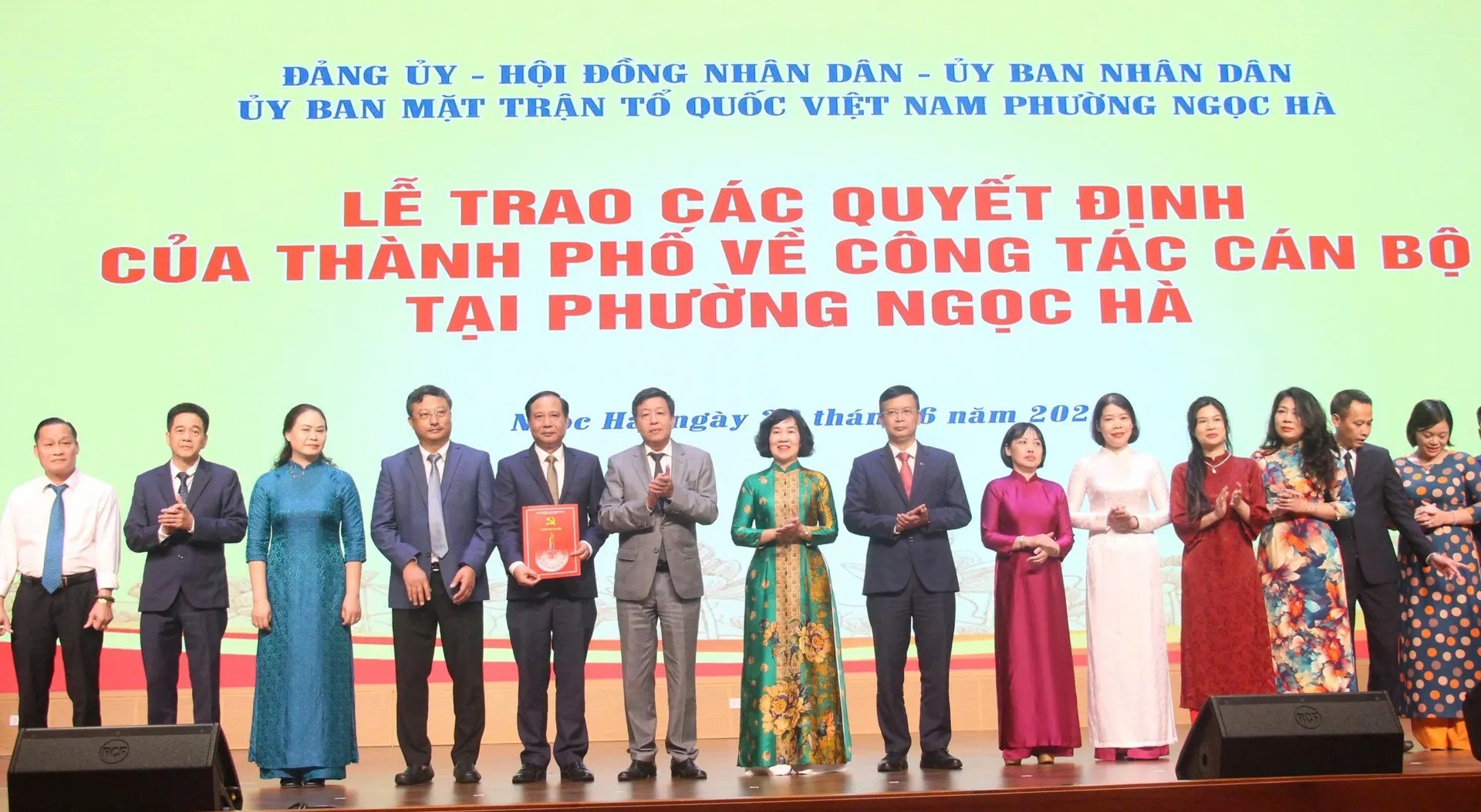 Ủy viên Ban Thường vụ Thành ủy, Phó Chủ tịch UBND TP Hà Nội Dương Đức Tuấn đã dự và trao các quyết định củaTP Hà Nội về công tác cán bộ tại phường Ngọc Hà