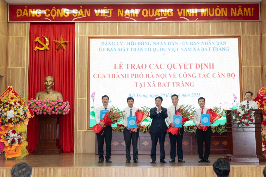 Đồng chí Nguyễn Văn Quyến giữ chức Bí thư Đảng ủy xã Bát Tràng