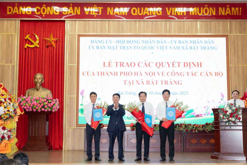 Đồng chí Nguyễn Văn Quyến giữ chức Bí thư Đảng ủy xã Bát Tràng
