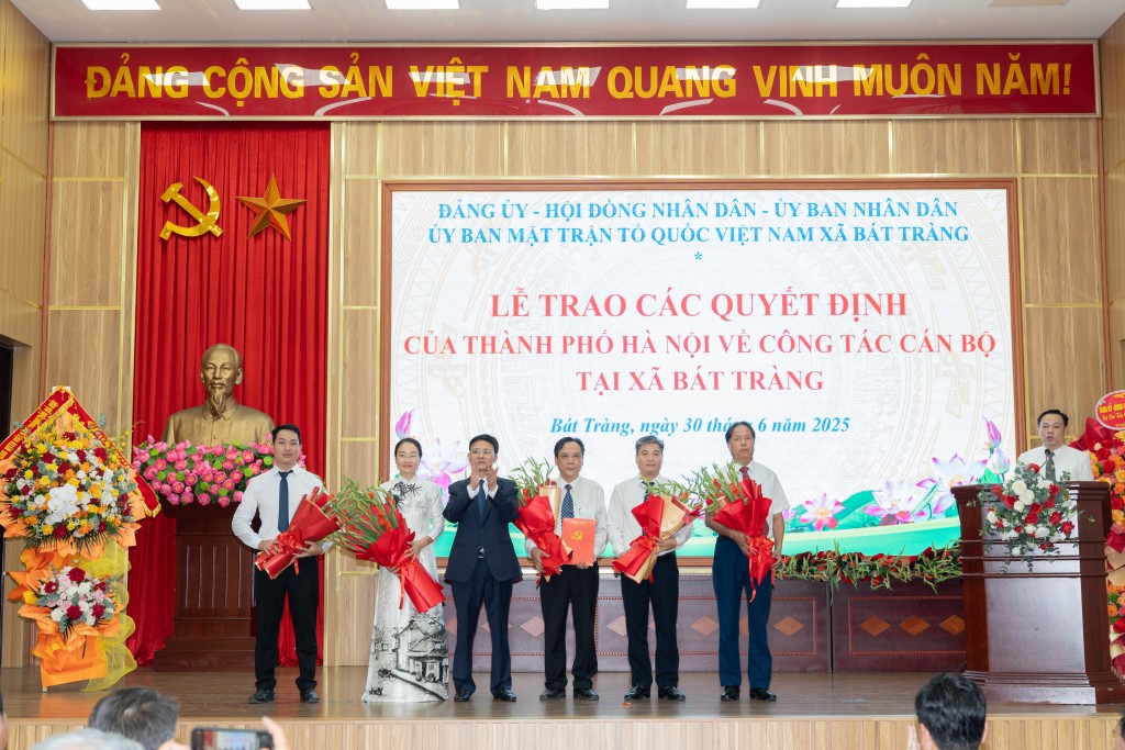 Đồng chí Nguyễn Văn Quyến giữ chức Bí thư Đảng ủy xã Bát Tràng