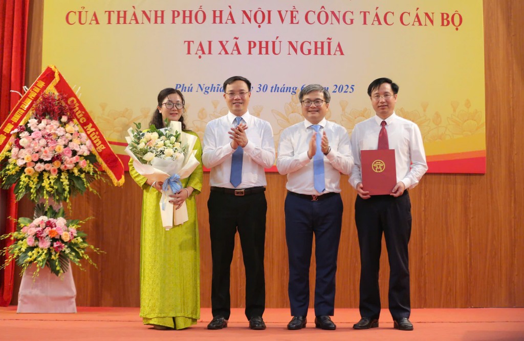 Phó Chủ tịch UBND TP Trương Việt Dũng trao quyết định nhân sự tại xã Phú Nghĩa Phó Chủ tịch UBND TP Trương Việt Dũng trao quyết định nhân sự tại xã Phú Nghĩa