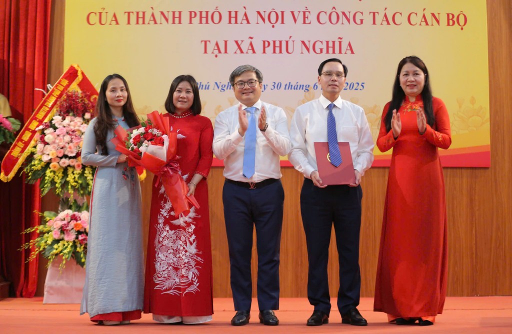 Phó Chủ tịch UBND TP Trương Việt Dũng trao quyết định nhân sự tại xã Phú Nghĩa Phó Chủ tịch UBND TP Trương Việt Dũng trao quyết định nhân sự tại xã Phú Nghĩa