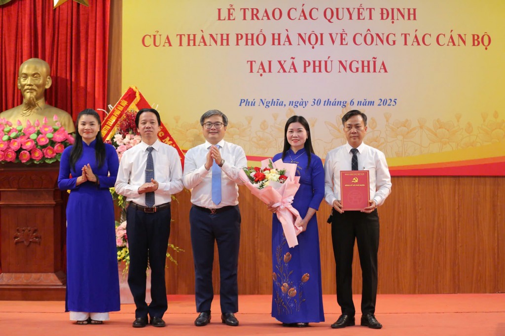 Phó Chủ tịch UBND TP Trương Việt Dũng trao quyết định nhân sự tại xã Phú Nghĩa Phó Chủ tịch UBND TP Trương Việt Dũng trao quyết định nhân sự tại xã Phú Nghĩa