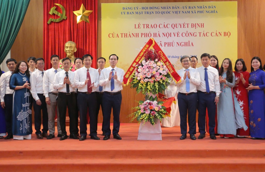 Phó Chủ tịch UBND TP Trương Việt Dũng trao quyết định nhân sự tại xã Phú Nghĩa Phó Chủ tịch UBND TP Trương Việt Dũng trao quyết định nhân sự tại xã Phú Nghĩa
