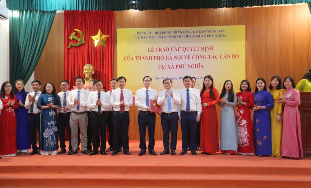 Phó Chủ tịch UBND TP Trương Việt Dũng trao quyết định nhân sự tại xã Phú Nghĩa Phó Chủ tịch UBND TP Trương Việt Dũng trao quyết định nhân sự tại xã Phú Nghĩa