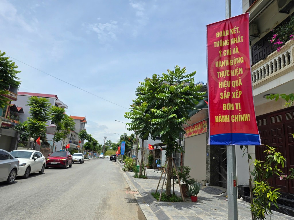 Đường phố treo các khẩu hiệu thể hiện sự quyết tâm của Chính quyền và người dân