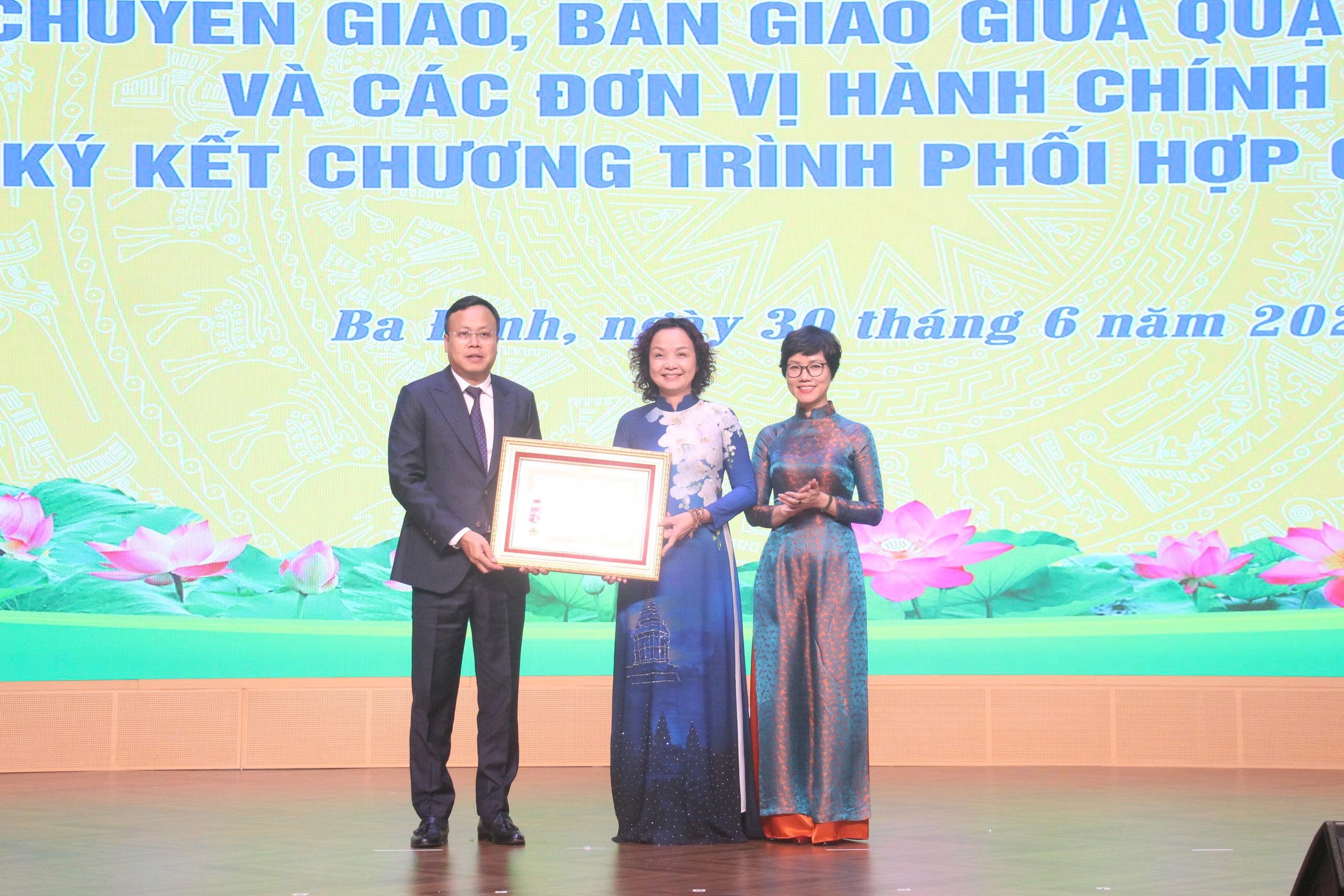 Trao quyết định công tác cán bộ phường Ba Đình, Ngọc Hà, Giảng Võ