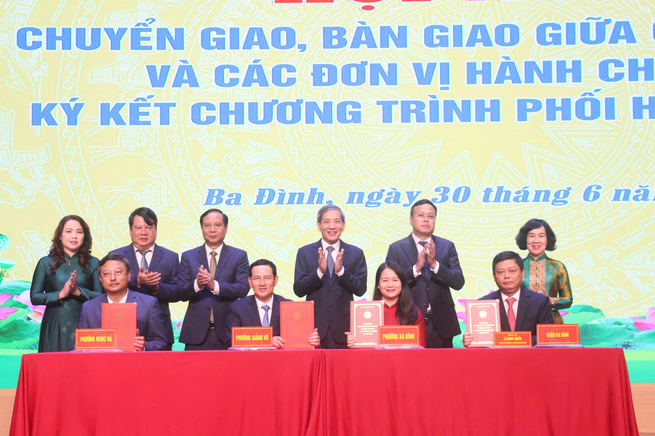 Trao quyết định công tác cán bộ phường Ba Đình, Ngọc Hà, Giảng Võ