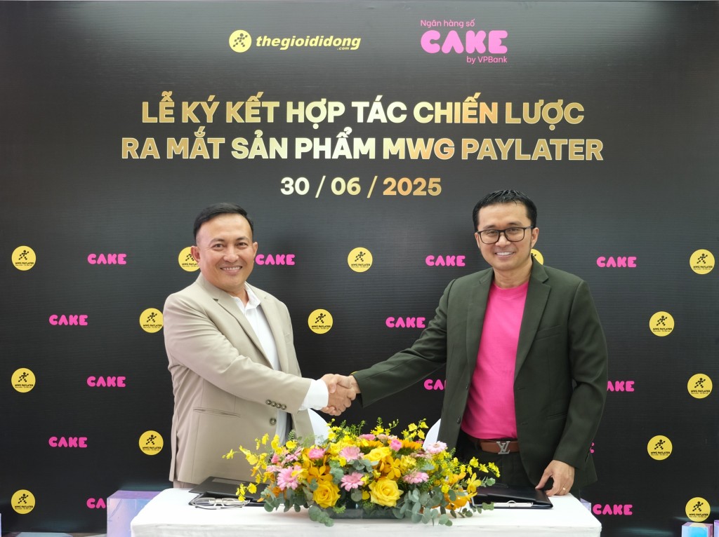 Ông Trương Hồng Hoàng, Giám đốc Phát triển kinh doanh ngành hàng dịch vụ của Thế Giới Di Động và ông Nguyễn Hữu Quang – CEO Ngân hàng số Cake công bố ra mắt sản phẩm MWG Paylater