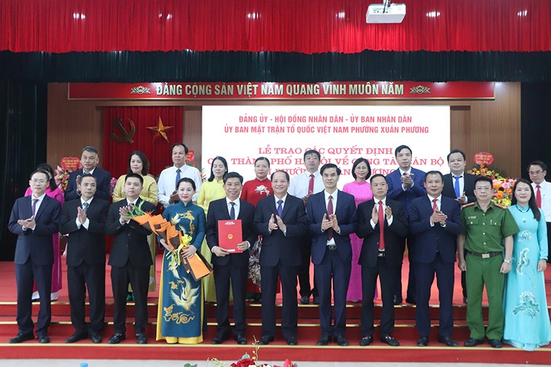 Ủy viên Ban Thường vụ, Trưởng ban Tuyên giáo và Dân vận Thành ủy Hà Nội Nguyễn Doãn Toản trao quyết định của Thành uỷ Hà Nội về công tác cán bộ tại phường Xuân Phương